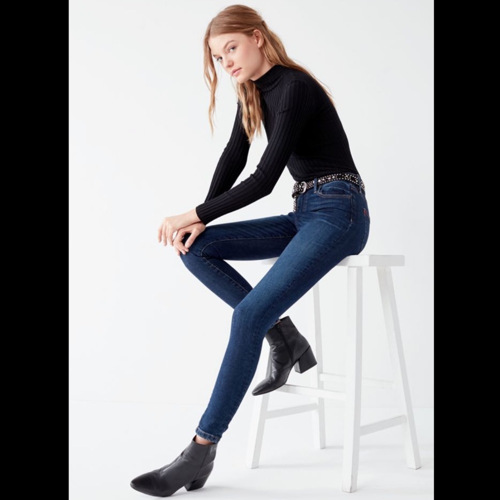 BDG Twig High-Rise medium wash Skinny Jean size 26